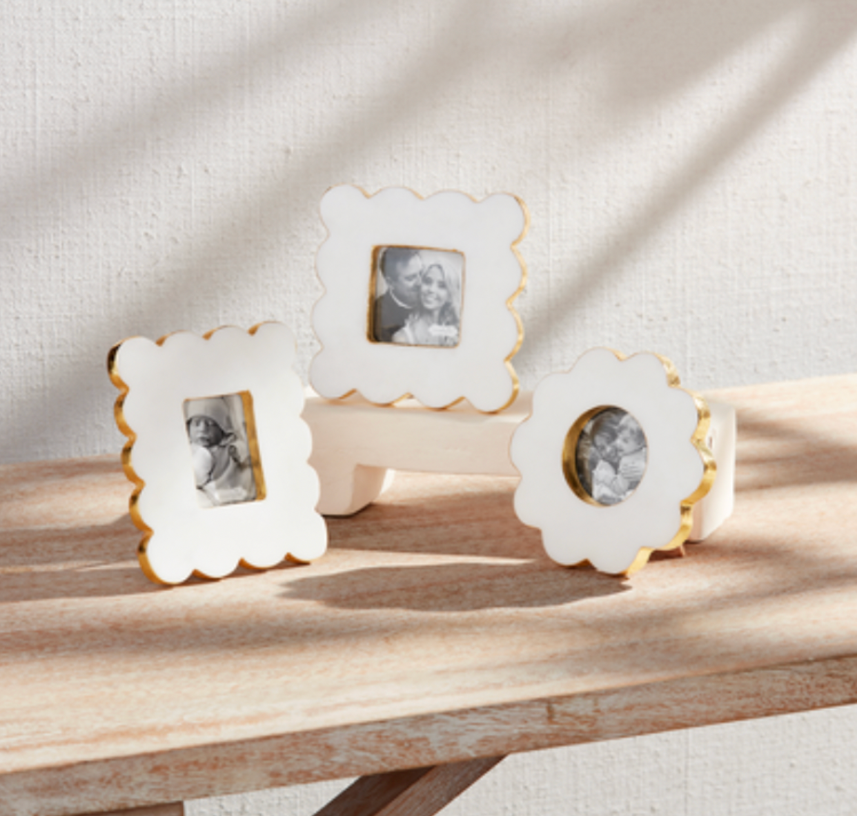 Scalloped Gold Edge Round Frame